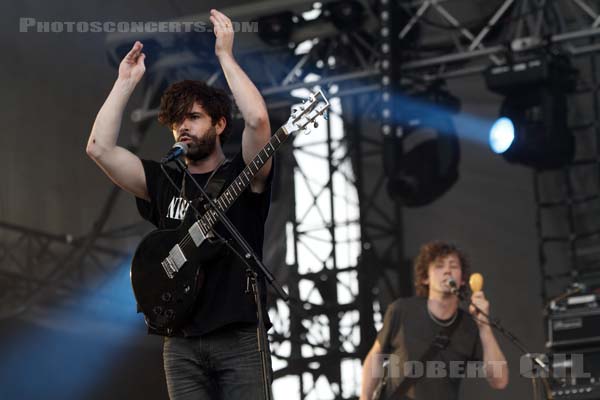 FOALS - 2010-08-27 - SAINT CLOUD - Domaine National - Scene de la Cascade - Yannis Philippakis - Walter Gervers